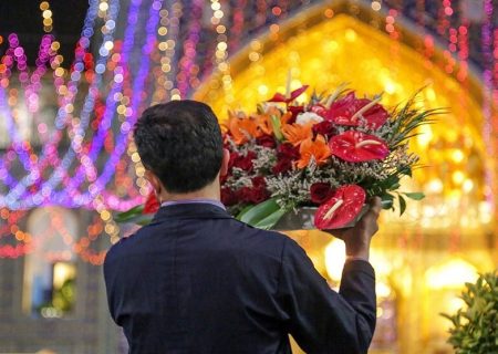 گلباران حرم مطهر رضوی در شب میلاد امام مهربانی‌ها