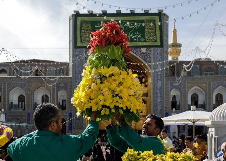 آغاز گل‌آرایی ویژه بارگاه ملکوتی امام هشتم (ع) همزمان با دهه ولایت