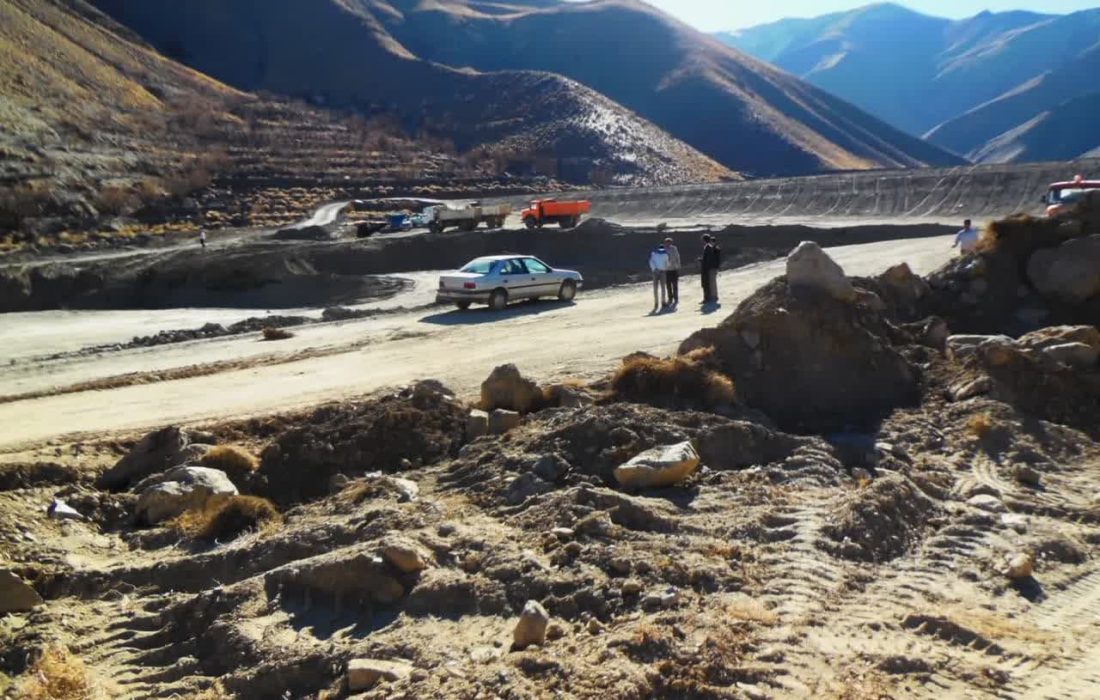 مشارکت بهره برداران روستای خانیک گناباد در احداث بند خاکی