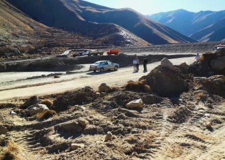 مشارکت بهره برداران روستای خانیک گناباد در احداث بند خاکی