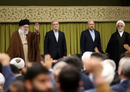 رهبر انقلاب: پشت لبخندهای دیپلماسی دشمنی های خبیث نهفته است