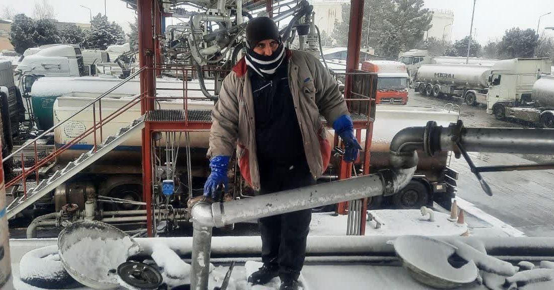 تداوم خدمت رسانی زیر بارش برف در شرکت ملی پخش فرآورده‌های نفتی منطقه خراسان رضوی