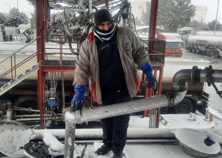 تداوم خدمت رسانی زیر بارش برف در شرکت ملی پخش فرآورده‌های نفتی منطقه خراسان رضوی