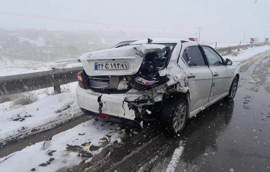 تصادف زنجیره‌ای شش خودروی سواری ۱۲ مصدوم برجای گذاشت+ فیلم