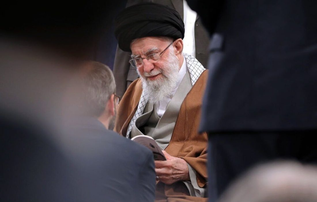 رهبر معظم انقلاب: گسترش شاعران متعهد و انقلابی جوان امیدآفرین است