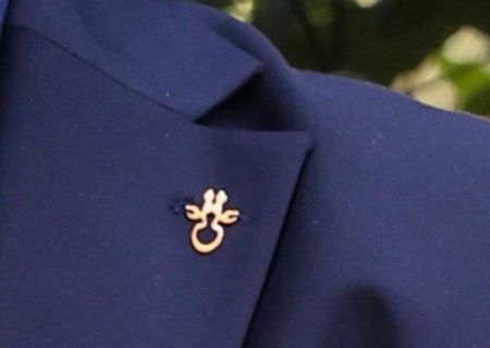 نقش بستن نام حضرت علی (ع) بر لباس نوروزی پزشکیان