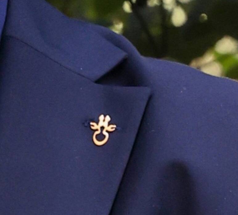 نقش بستن نام حضرت علی (ع) بر لباس نوروزی پزشکیان