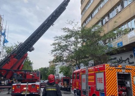 نجات ۲۰ نفر از آتش سوزی ساختمان مسکونی پنج طبقه در مشهد