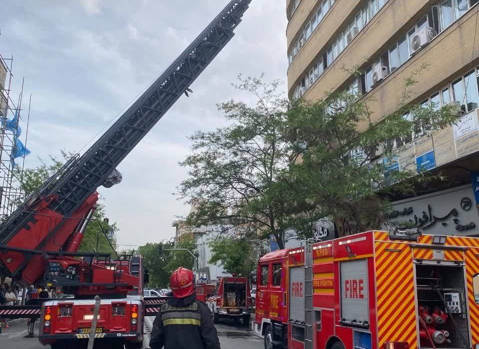 نجات ۲۰ نفر از آتش سوزی ساختمان مسکونی پنج طبقه در مشهد