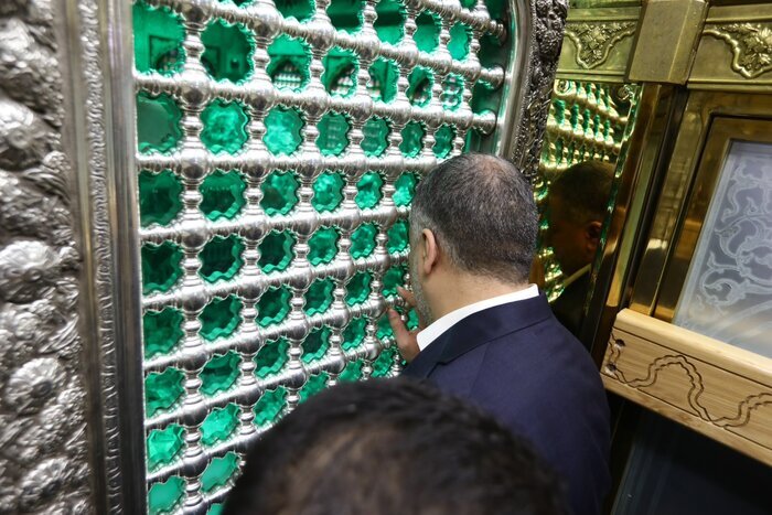 تشرف وزیر ورزش کشور عراق به حرم مطهر رضوی