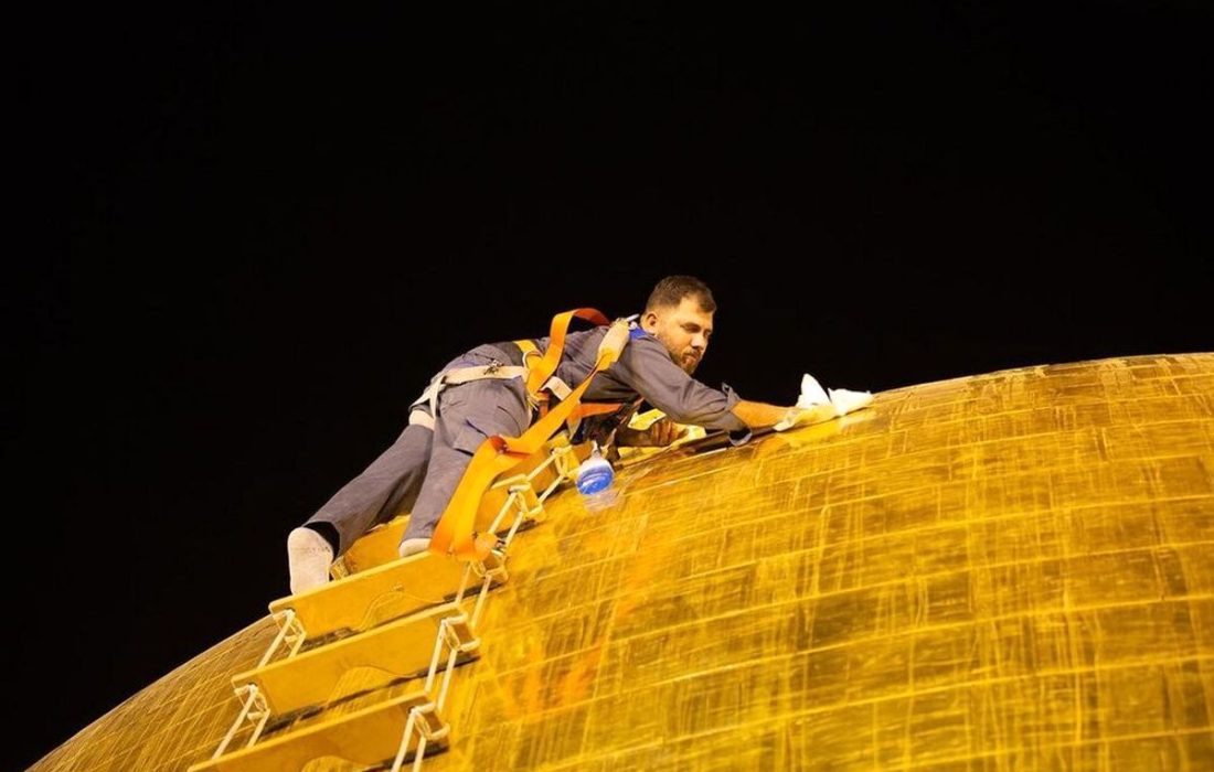 غبار روبی گنبد امام حسین (ع) در آستانه محرم الحرام