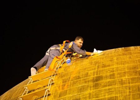 غبار روبی گنبد امام حسین (ع) در آستانه محرم الحرام