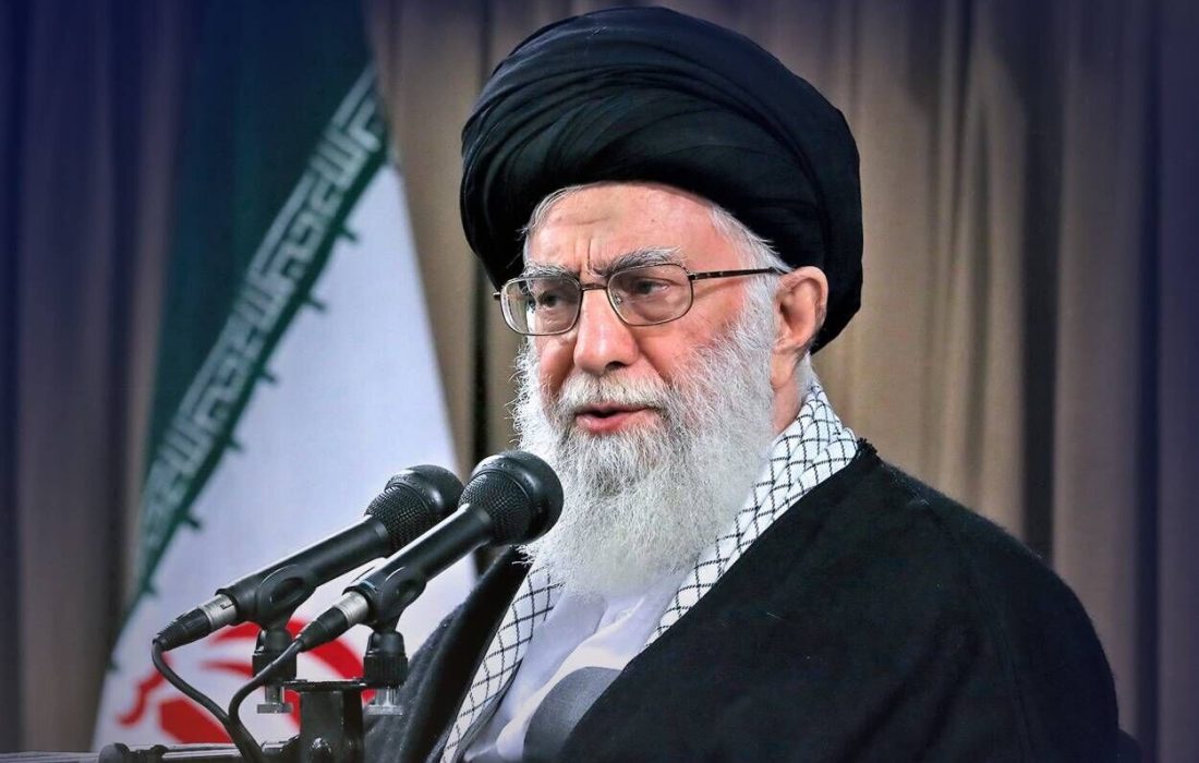 هشدار رهبر انقلاب به ورود نظامی آمریکا در جنگ با ایران | ملت ایران در مقابل جنگ تحمیلی و صلح تحمیلی محکم می‌ایستد