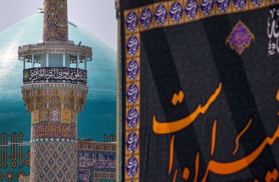 نصب کتیبه‌های جدید بارگاه منور رضوی در دهه آخر صفر