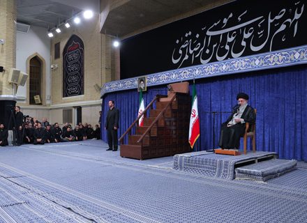 در مراسم عزاداری شهادت امام رضا (ع) در جمع اقشار مختلف مردم باید از رئیس جمهور حمایت شود/ کسانی که توئیت می‌زنند اتحاد مقدس مردم را مخدوش نکنند