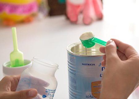 تحویل بیش از ۳۷۰ هزار قوطی شیرخشک به خانواده‌های دارای کودک زیر دو سال