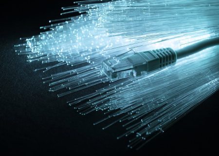 توسعه ۷۰۰ کیلومتری زیرساخت فیبر نوری در مشهد طی شش‌ماهه نخست ۱۴۰۴