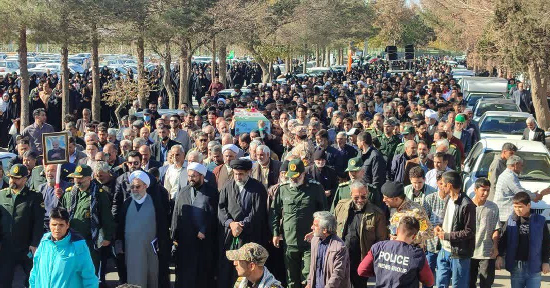 تشییع شهید گمنام بر روی دستان نمازگزاران سبزوار