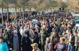 تشییع شهید گمنام بر روی دستان نمازگزاران سبزوار