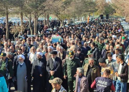 تشییع شهید گمنام بر روی دستان نمازگزاران سبزوار