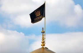 پرچم گنبد حرم امام رضا(ع) به نشانه عزای حضرت زهرا(س) تعویض شد
