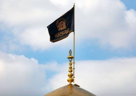 پرچم گنبد حرم امام رضا(ع) به نشانه عزای حضرت زهرا(س) تعویض شد