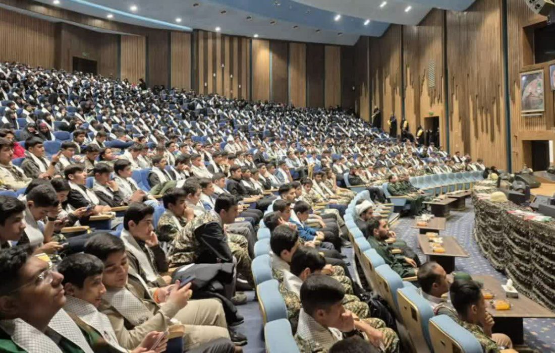 برگزاری تحلیف ۹۰۰ فرمانده بسیج دانش‌آموزی مشهد