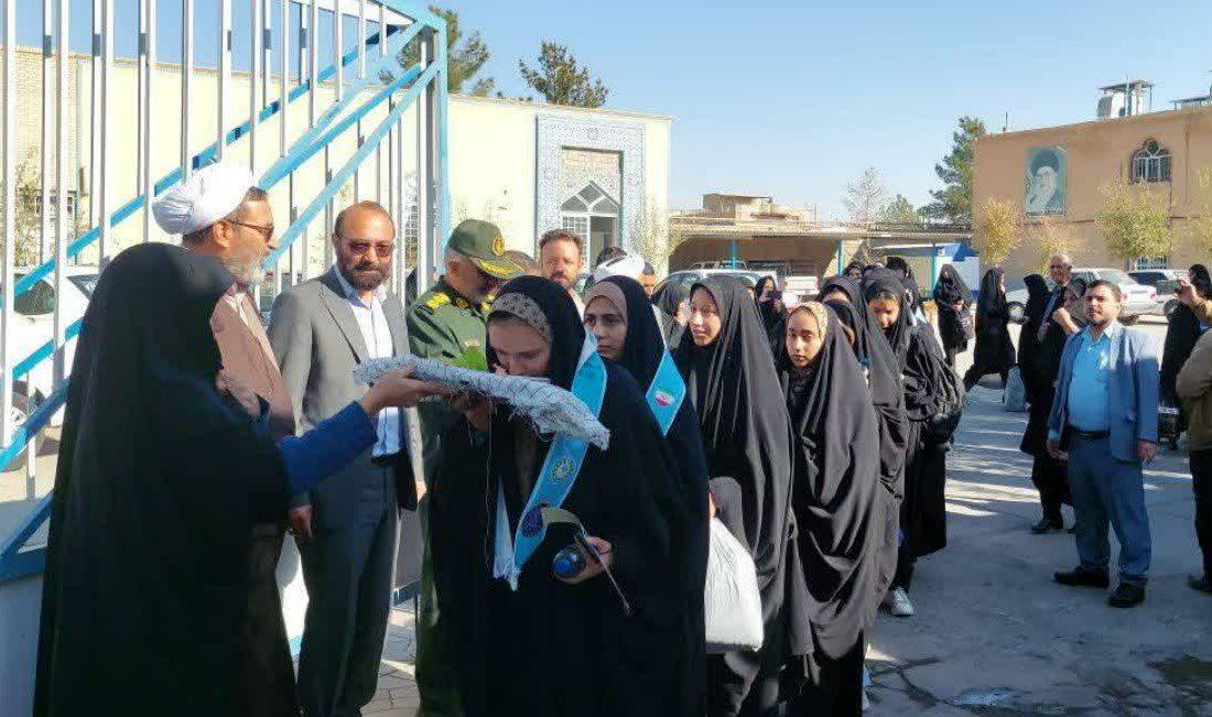 اعزام کاروان دانش آموزی راهیان نور از بردسکن به مناطق عملیاتی جنوب کشور