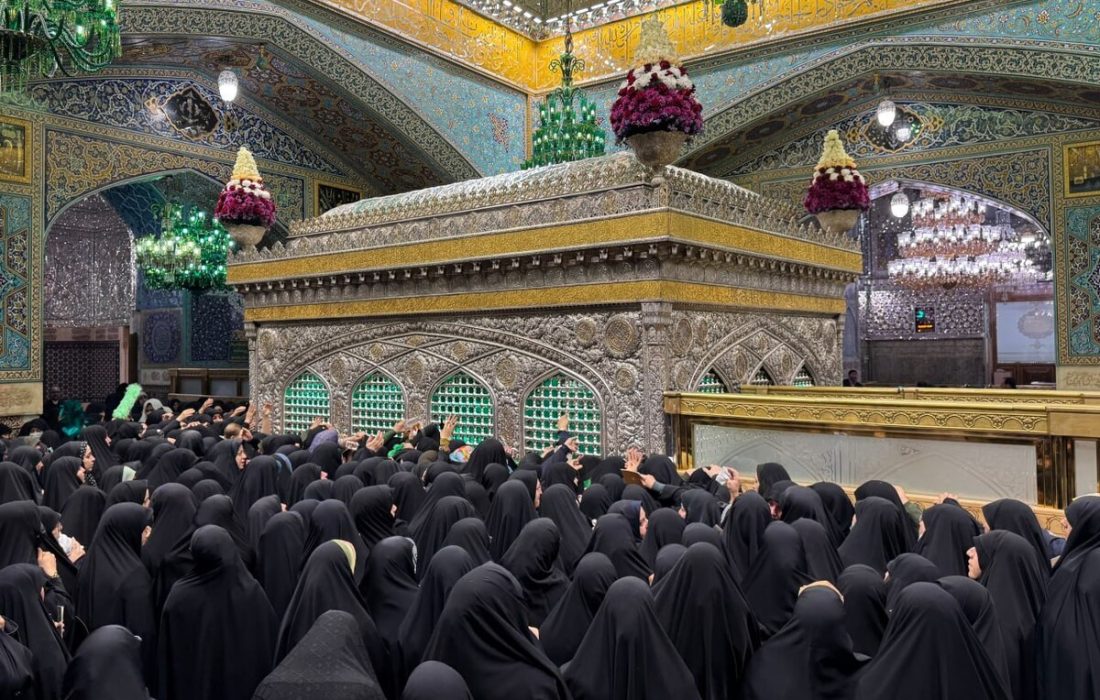 زمزمه‌های مادرانه بر حریم رضوی؛ غبارروبی ضریح منور امام رضا (ع)