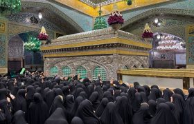 زمزمه‌های مادرانه بر حریم رضوی؛ غبارروبی ضریح منور امام رضا (ع)