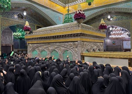 زمزمه‌های مادرانه بر حریم رضوی؛ غبارروبی ضریح منور امام رضا (ع)