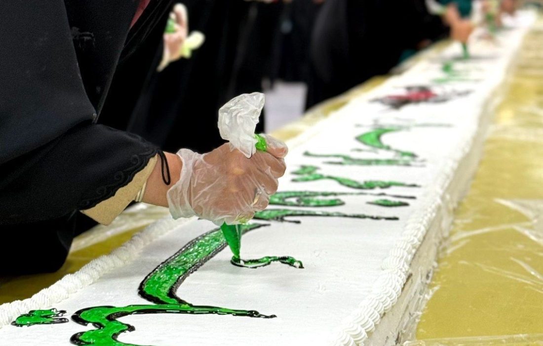 توزیع کیک ۷۰ متری ویژه میلاد حضرت زهرا (س) در حرم رضوی