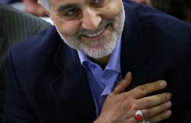 تصویر دیده نشده از شهید حاج قاسم سلیمانی کنار «مادر» گرامی‌شان و روایت ایشان از احترام به مادر را ببینید.