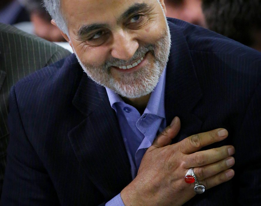 تصویر دیده نشده از شهید حاج قاسم سلیمانی کنار «مادر» گرامی‌شان و روایت ایشان از احترام به مادر را ببینید.