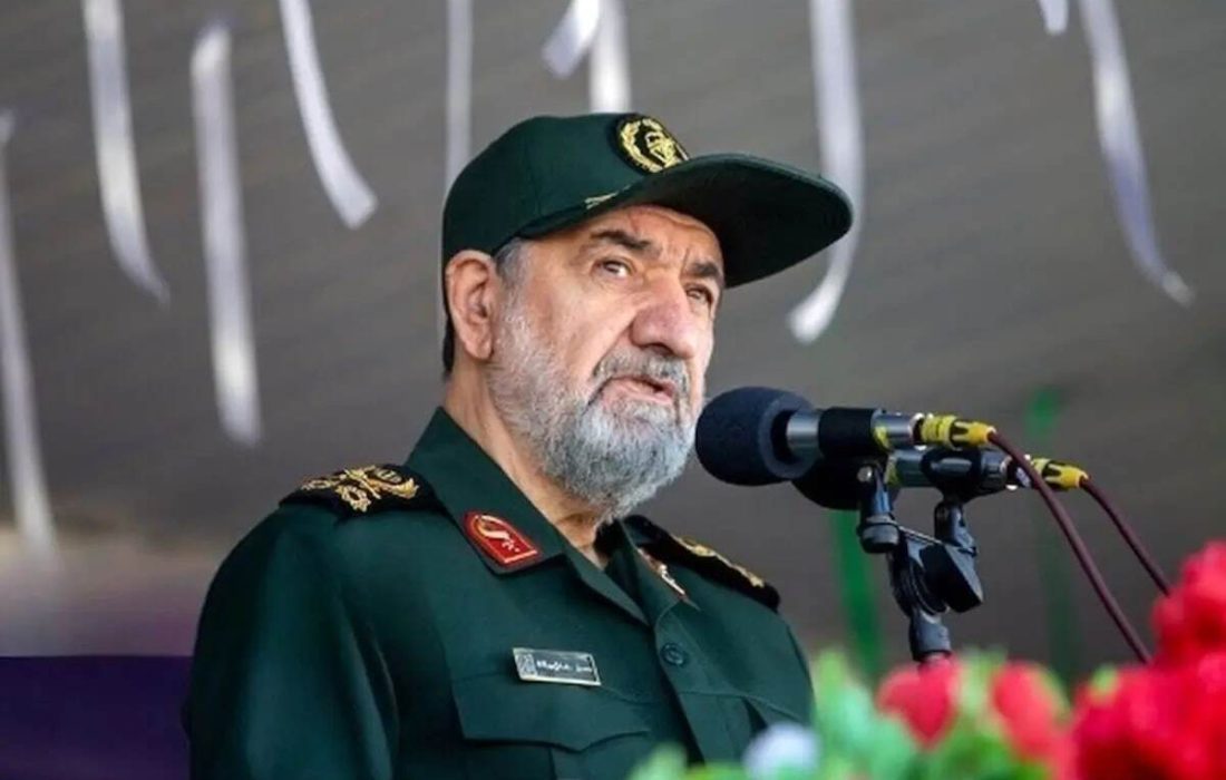 سرلشکررضایی: به‌جای فرماندهان نظامی باید ترامپ عزل شود