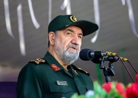 سرلشکررضایی: به‌جای فرماندهان نظامی باید ترامپ عزل شود