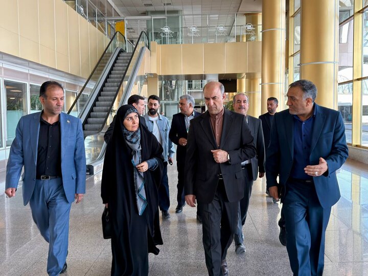 بازدید وزیر راه و شهرسازی از روند جابه‌جایی زائران در فرودگاه بین‌المللی مشهد