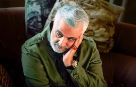 شوخی حاج‌قاسم با خبرنگار صداوسیما در عملیات آزادسازی بوکمال/ داری با من مصاحبه‌ می‌کنی؟! شیطنت می‌کنی!